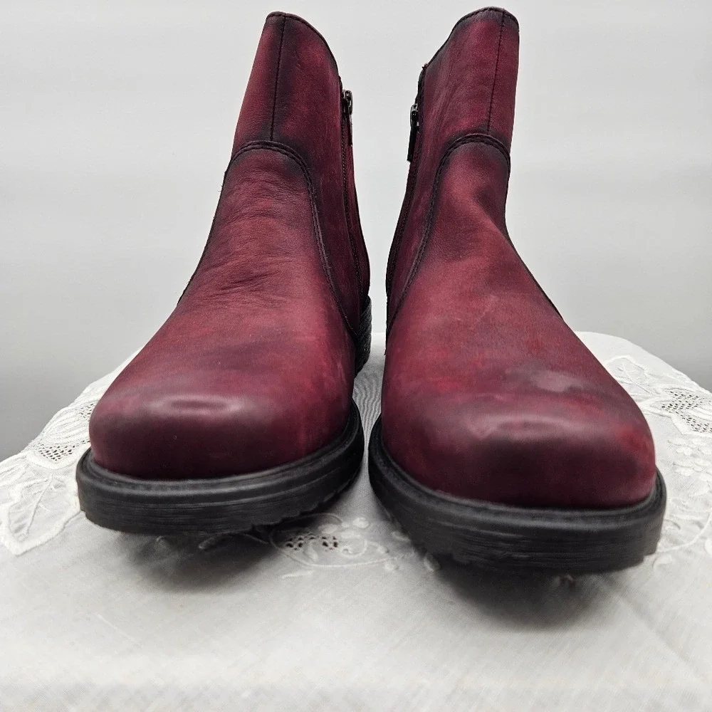 Earth Jordan Wine Distressed Leather Ankle‎ Boots Side Zip Plaid Lug Sole 9.5 D